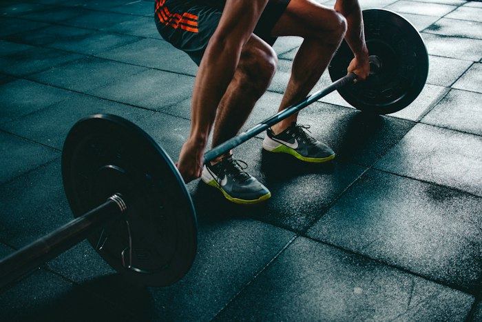 Persona entrenando en un gimnasio con equipos en buen estado